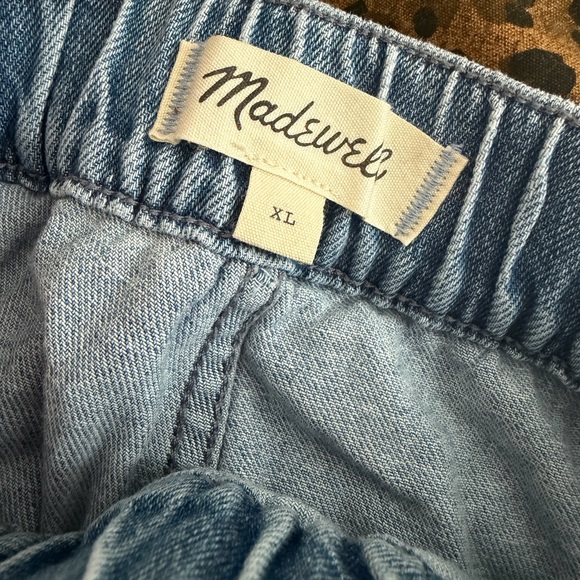 Women's Denim Elastic-Waist Shorts - Light Blue - Picture 2 of 3